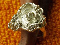 ref. 29: Zilveren ring met bloem en balletjes. Weer zo’n ring gevormd tijdens het maakproces. Geen tekening of wat dan ook maar gewoon lekker smeden tot het gewenste resultaat. Jeanneke draagt de ring met veel plezier.