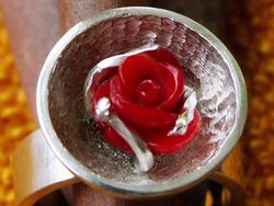ref. 33: Roos gevangen in zilveren kelk. Ook hier is het handwerk goed te zien. De facetten geven de roos extra glans.